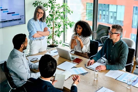 Grupo de personas recibiendo una capacitación