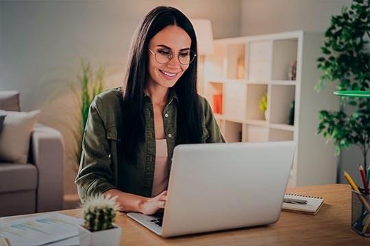 Mujer postulándose a las vacantes de empleo