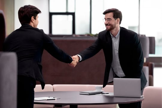 Dos personas estrechando las manos