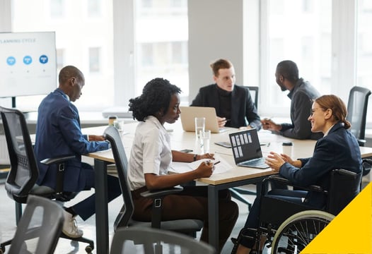 Personas en condición de discapacidad asistiendo a una reunión de trabajo.