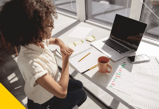 Una persona en condición de discapacidad informándose sobre vacantes en plataformas de empleo.