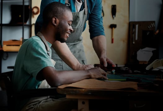 Hombre afroamericano con discapacidad física aprendiendo ebanistería.