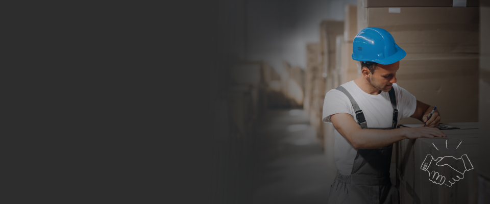 Un hombre trabajando en construcción gracias a la convocatoria laboral de Colsubsidio.