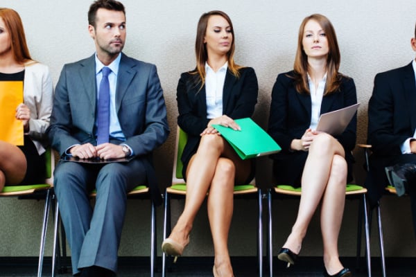 Grupo de personas esperando a ser reclutados laboralmente